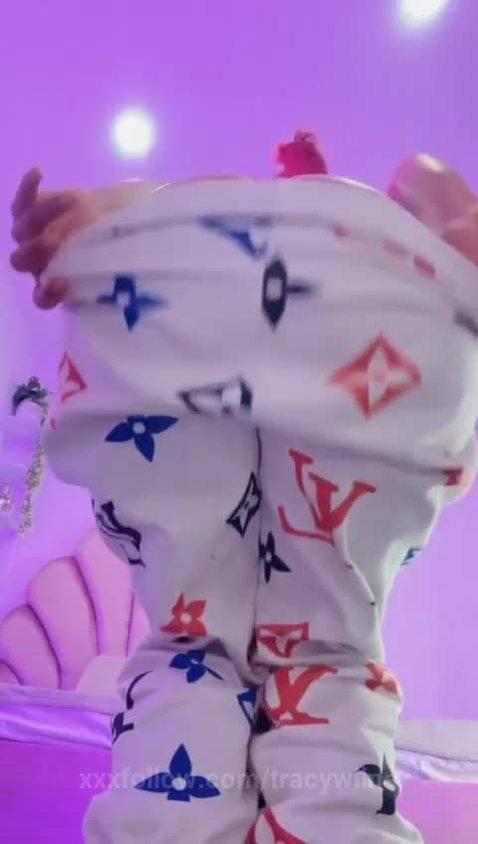 I’m online to guys come fuck my naughty ass🍑🍑.. Protagonizado por tracywiine