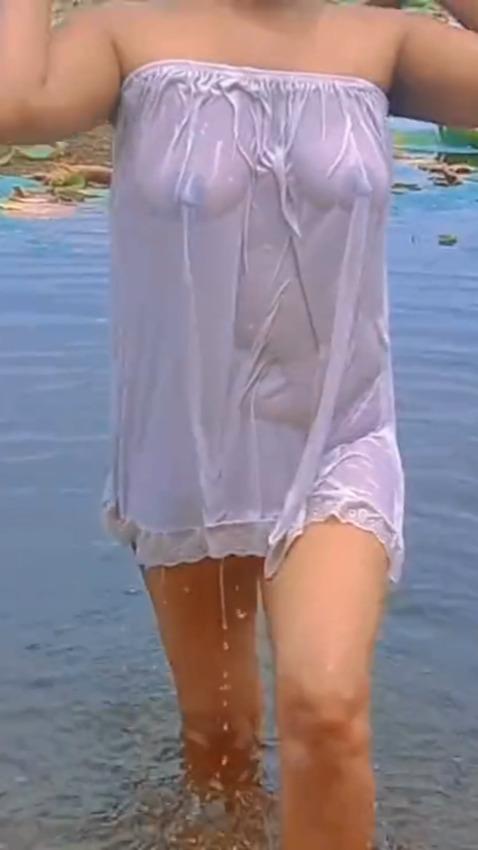 public bathing and show you my sexy panty Protagonizado por aarohieesha