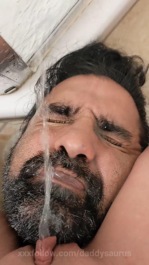 she takes a piss while i eat her pussy and i .. Protagonizado por daddysaurus