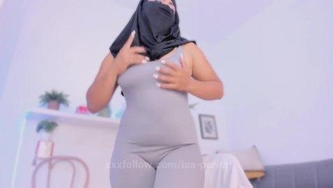 your sexy arab girl in a tight outfit Protagonizado por isa-perez