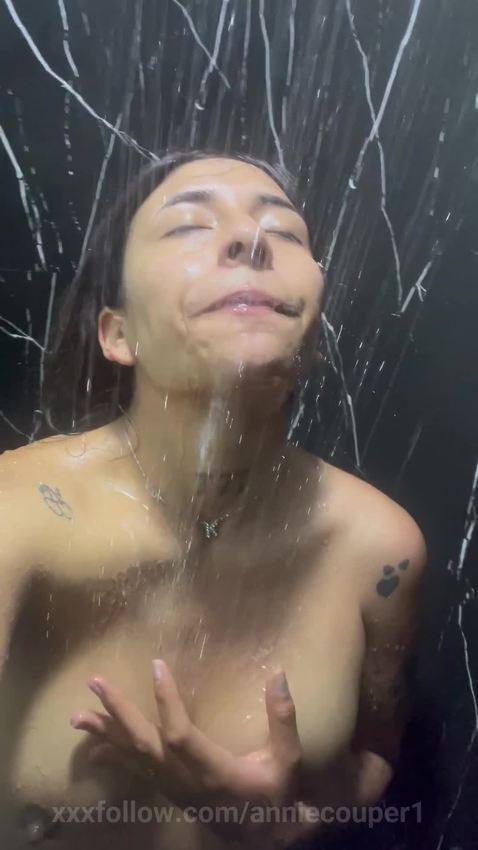 el agua es caliente aqui Protagonizado por anniecouper1
