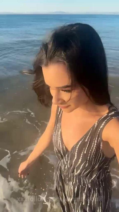 How delicious the beach is, but I want it to .. Protagonizado por emma-soull