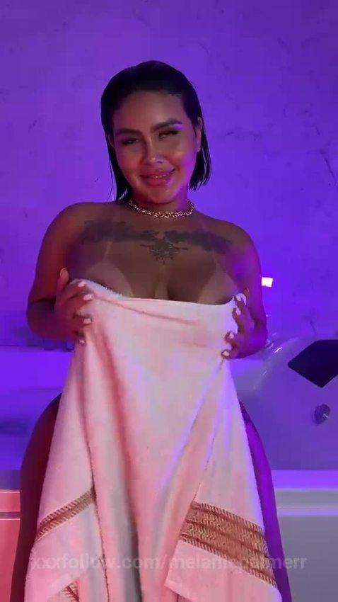Should I run a shower? Do you want hot or col.. Protagonizado por melaniepalmerr