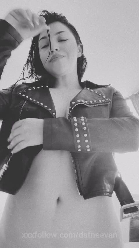 In naughty leather Protagonizado por dafneevan