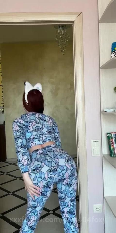 🔥Petite redhead grinding against nothing 🍑 Un.. Protagonizado por julia404foxy
