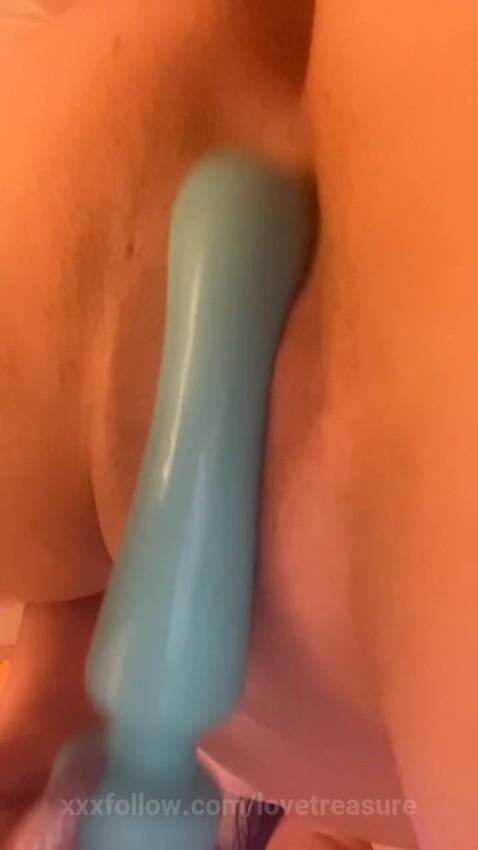 stroking my pretty pussy with my dildo Protagonizado por lovetreasure