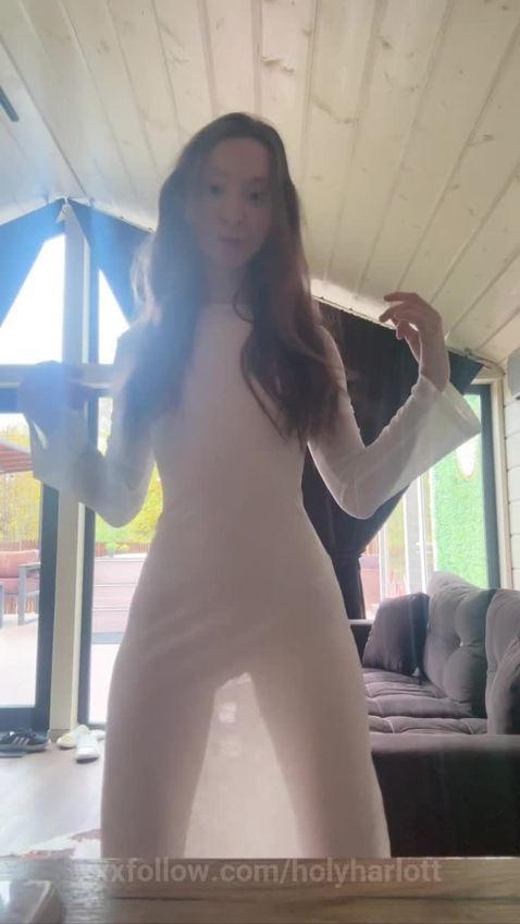 A transparent dress, the hot sun and my lusci.. Protagonizado por holyharlott