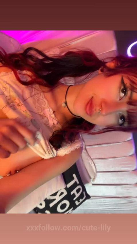 https://www.camsoda.com/cute-lily?id=cute-lil.. Protagonizado por cute-lily