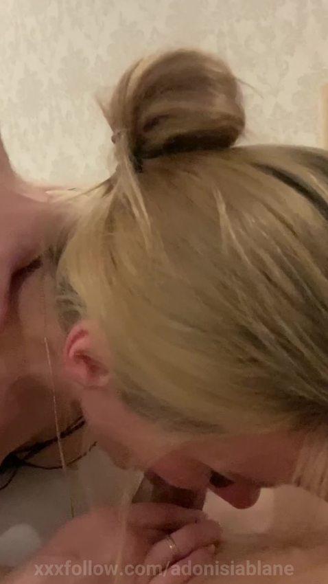 A mature blonde gets fucked by two men Protagonizado por adonisiablane