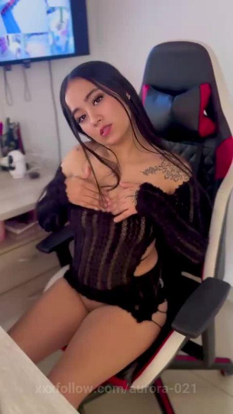 your sexy secretary is getting hotter 😈🥵🥵 Protagonizado por aurora-021