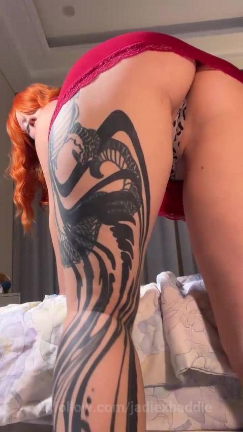 Tattooed ass arches back begging for cock Protagonizado por jadiexbaddie