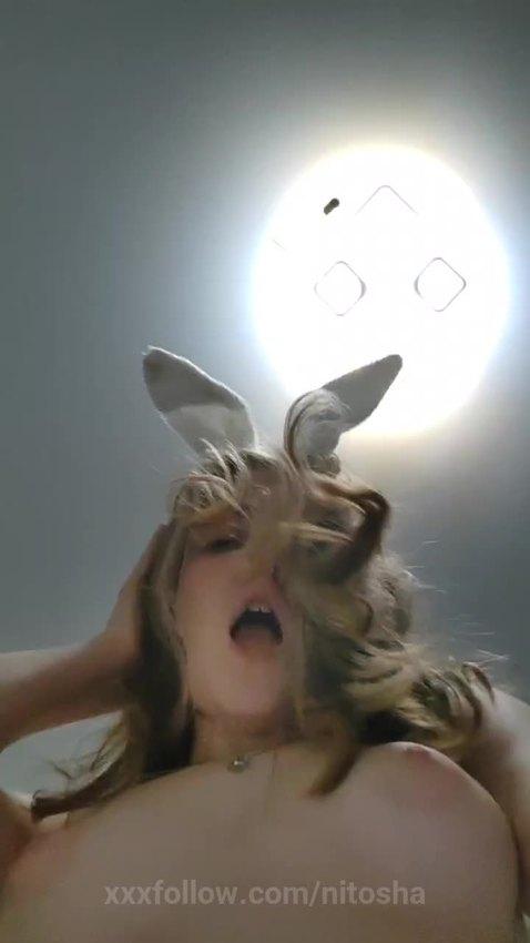 Bunny on top. Beautiful sounds. the top part .. Protagonizado por nitosha