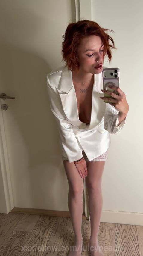 Sticking wet tongue out while flashing bare t.. Protagonizado por julcypeach