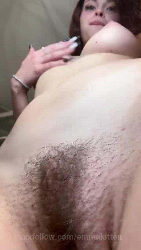 Hairy pussy gets played with slow and deep 👅 Protagonizado por emmakitten