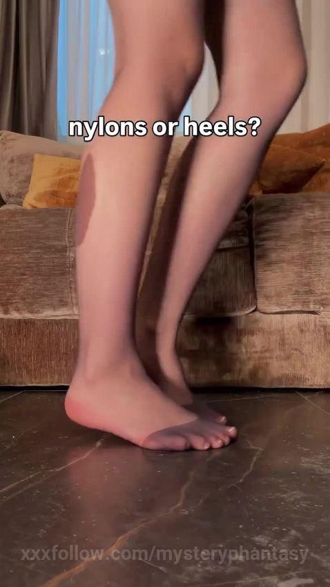 Nylons or Heels??????? Protagonizado por mysteryphantasy