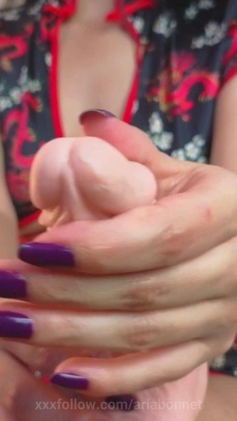 A delicious massage that runs all over your t.. Protagonizado por ariabonnet