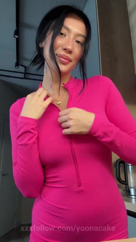 Big tits spill out as she tugs her pink top d.. Protagonizado por yoonacake