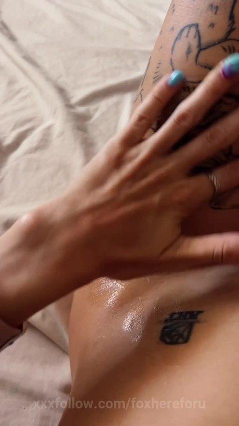 Oiled fingers sliding over tattooed thigh Protagonizado por foxhereforu