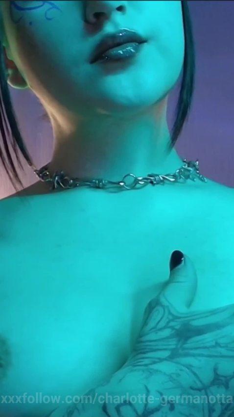 Come and enjoy the curves of this devil Protagonizado por charlotte-germanotta