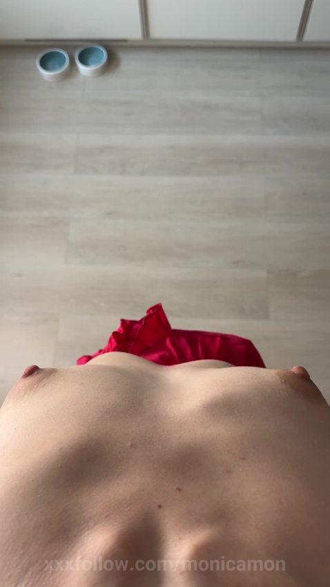 Hands sliding over bare tits in a top-down vi.. Protagonizado por monicamon