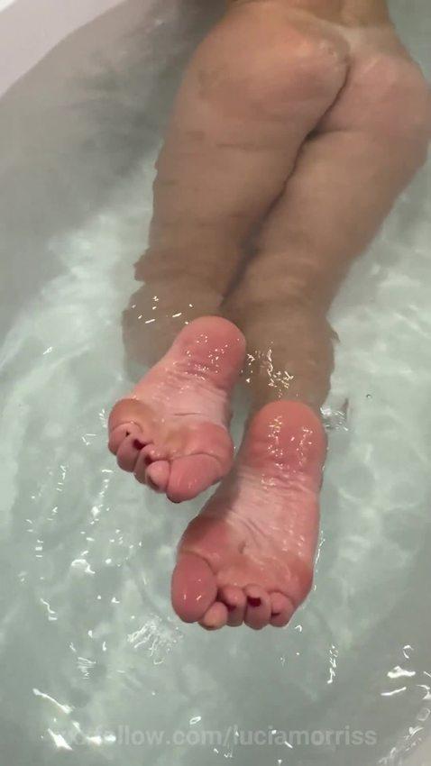 Wanna play with my wet feet? Protagonizado por luciamorriss