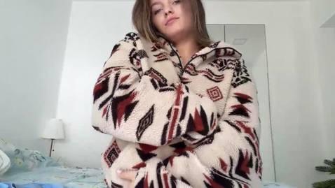 Im not wearing a thing under this cozy robe s.. Protagonizado por katerina-23