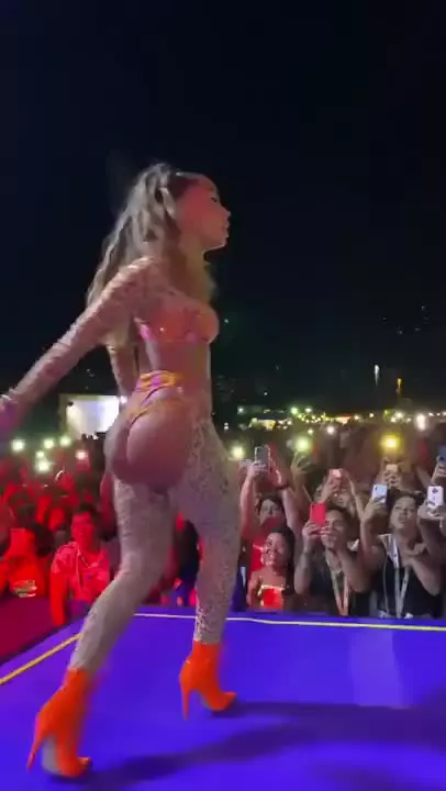 Anitta rabuda balançando sua bunda perfeita – Tik Sexo