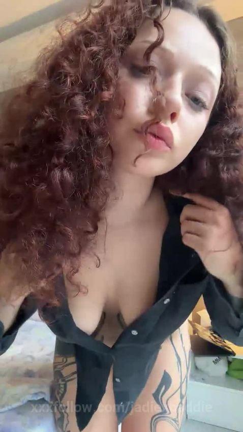 Curly hair spills as she leans forward slow 👅 Protagonizado por jadiexbaddie