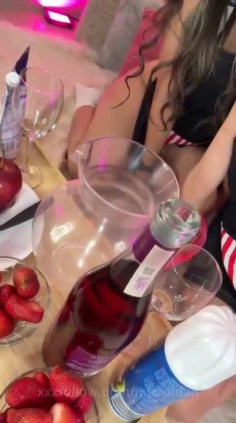 Cheers with my friend sexy ✨🍷 Protagonizado por miaroldan