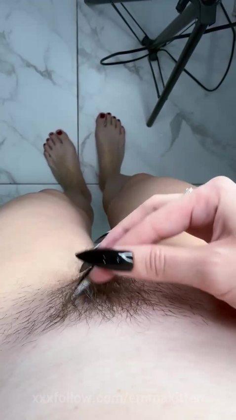 She teases her slit with fingers and moans so.. Protagonizado por emmakitten