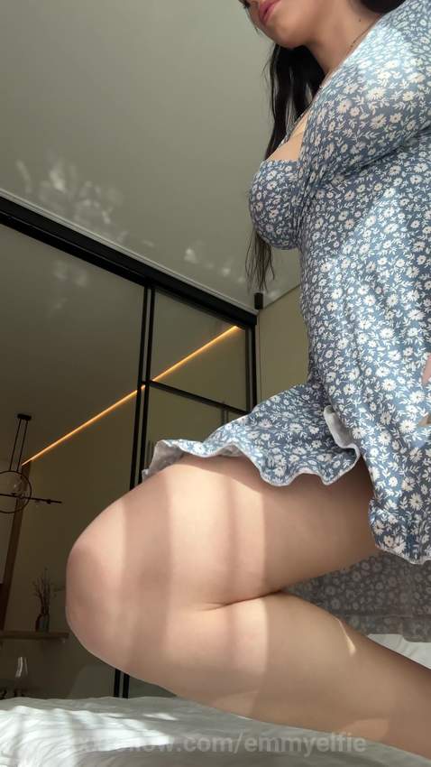 Floral dress flipped high while the soft roun.. Protagonizado por emmyelfie