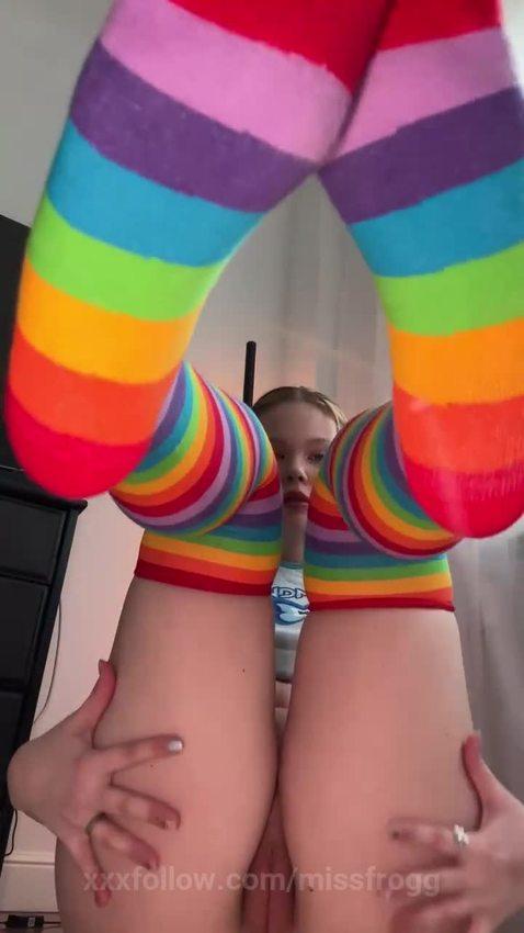 Im bent over begging for your cock to fill me.. Protagonizado por missfrogg