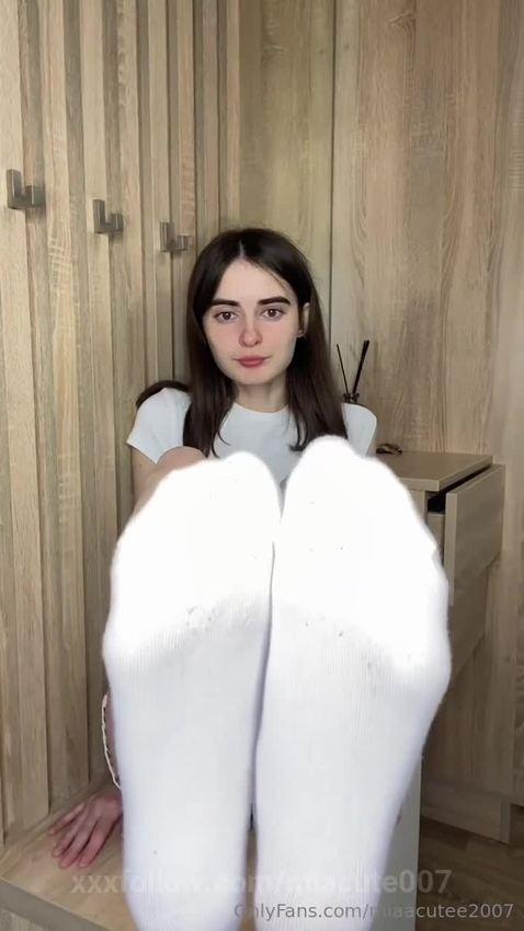 1am and too bored to sleep, rate my feet 👣 Protagonizado por miacute007