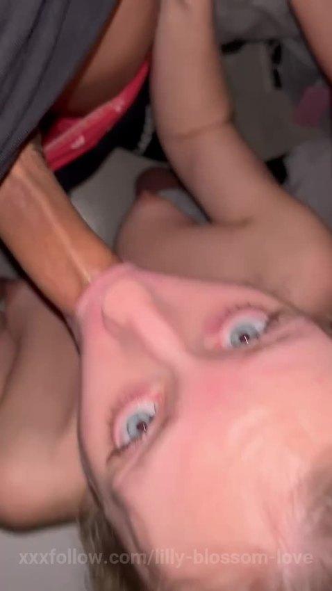 love suck asf I’m too slutty horny Protagonizado por lilly-blossom-love