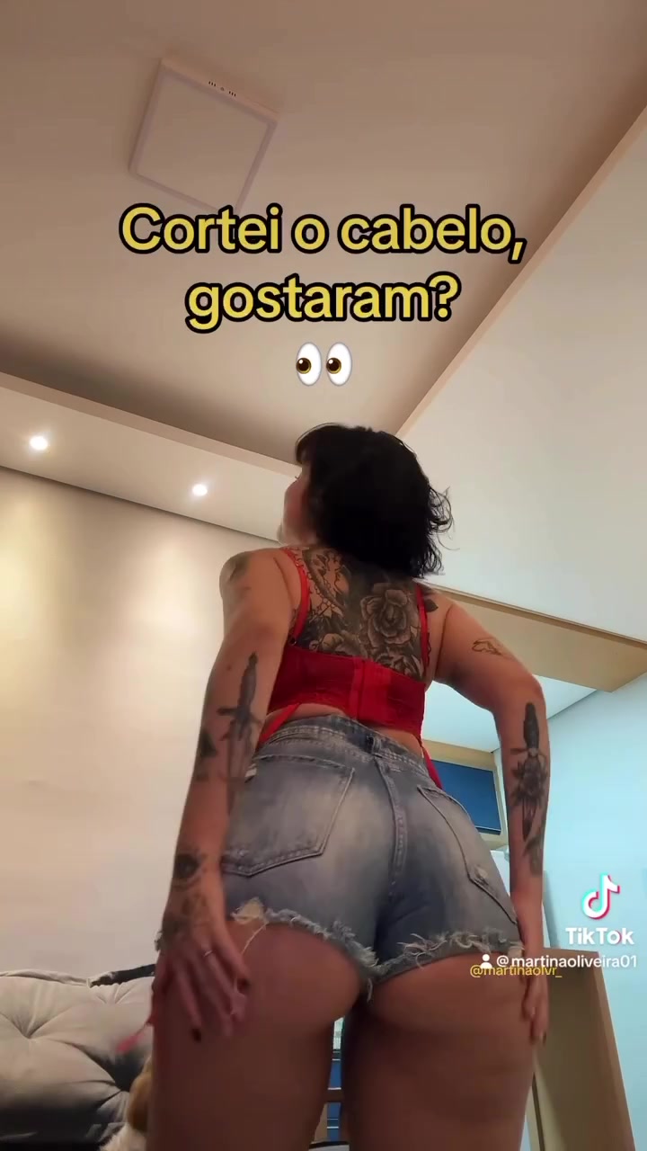 Gostosinha do Instagram exibindo a raba perfeita