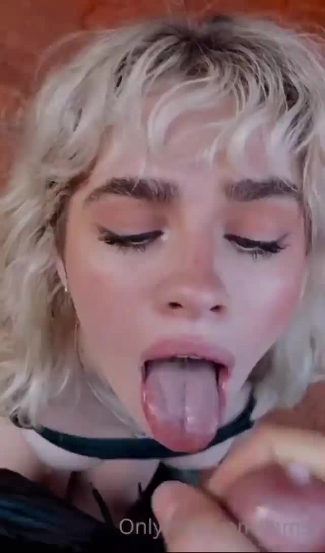 Gozando na boca da ninfa viciada em esperma
