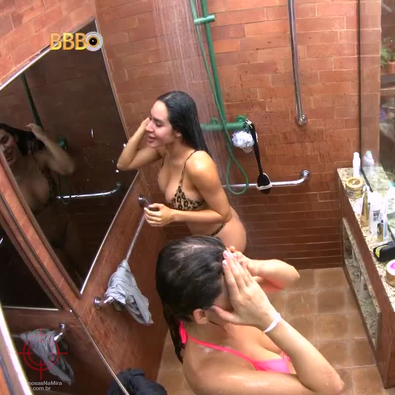 Isabelle Nogueira dançando quase peladad no BBB24