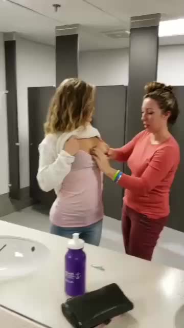 Loira ensinando a amiga lésbica a chupar um peito
