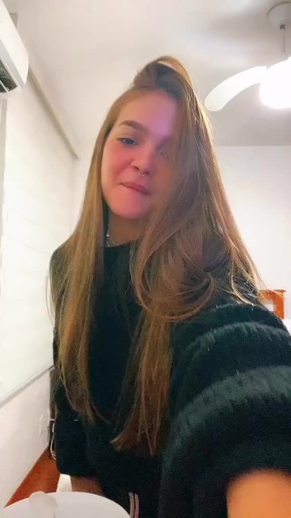 Peitinho pequenininho do bumbum grandão
