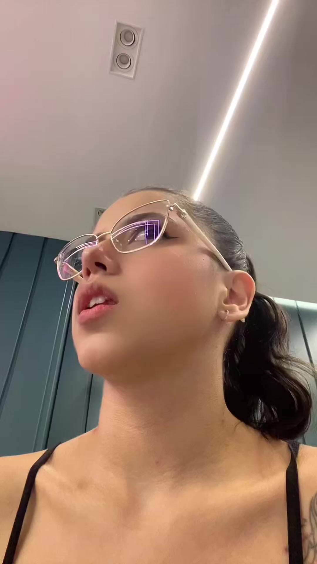 Universitária ninfeta de lingerie rebolando sem calcinha