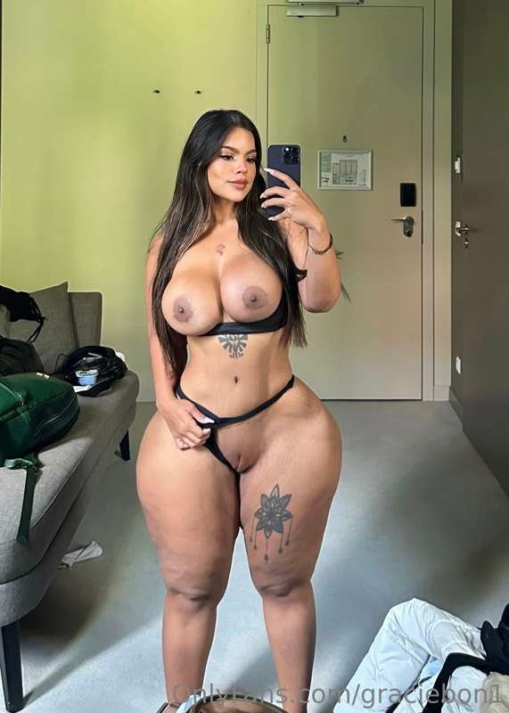 Morena do cuzão gostoso pagando boquete no carro