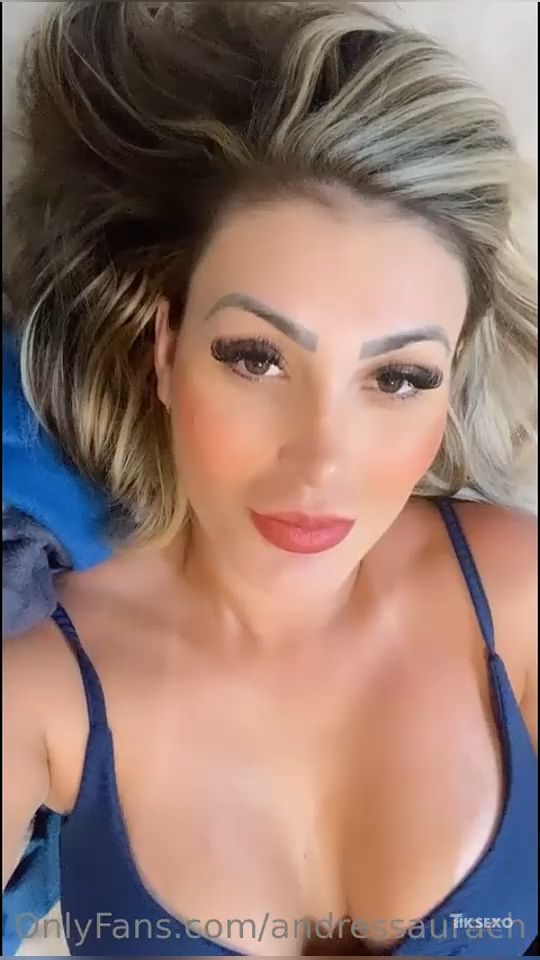 Andressa Urach mostrando os peitos nua