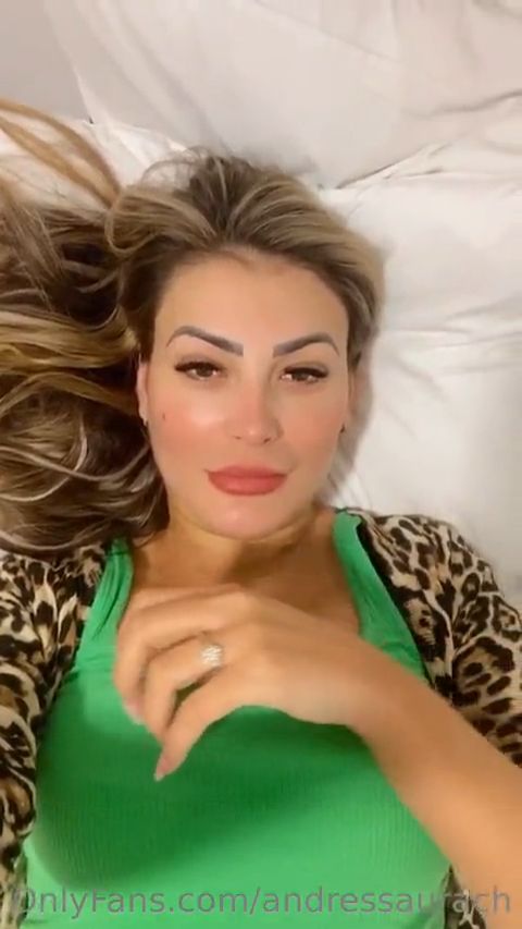 Andressa Urach nua mostrando seus peitos de puta