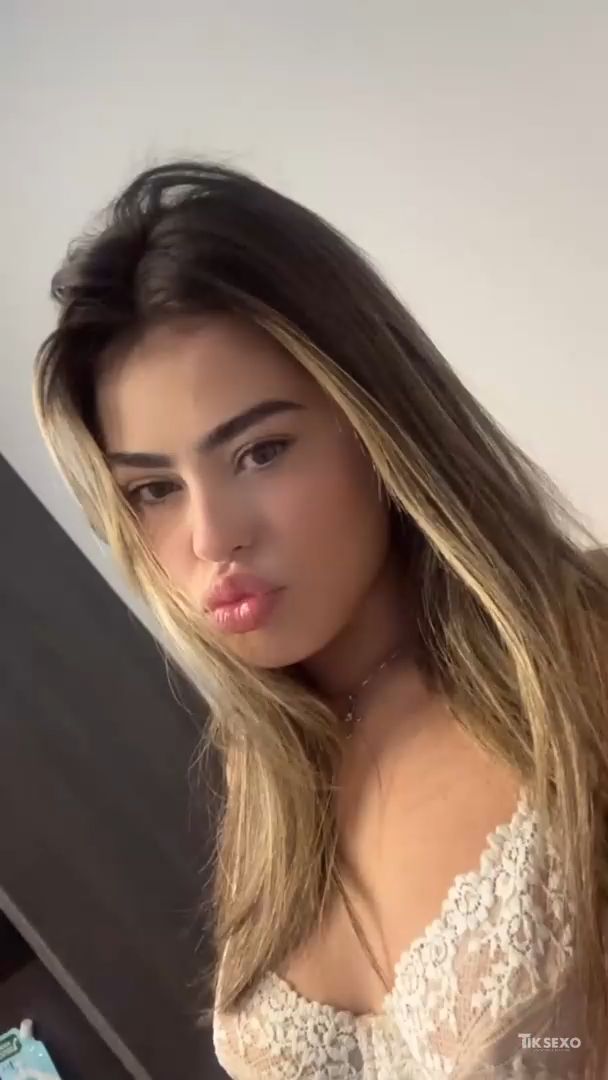 Ani Rocha mamando? Já imaginou essa gostosa assim?
