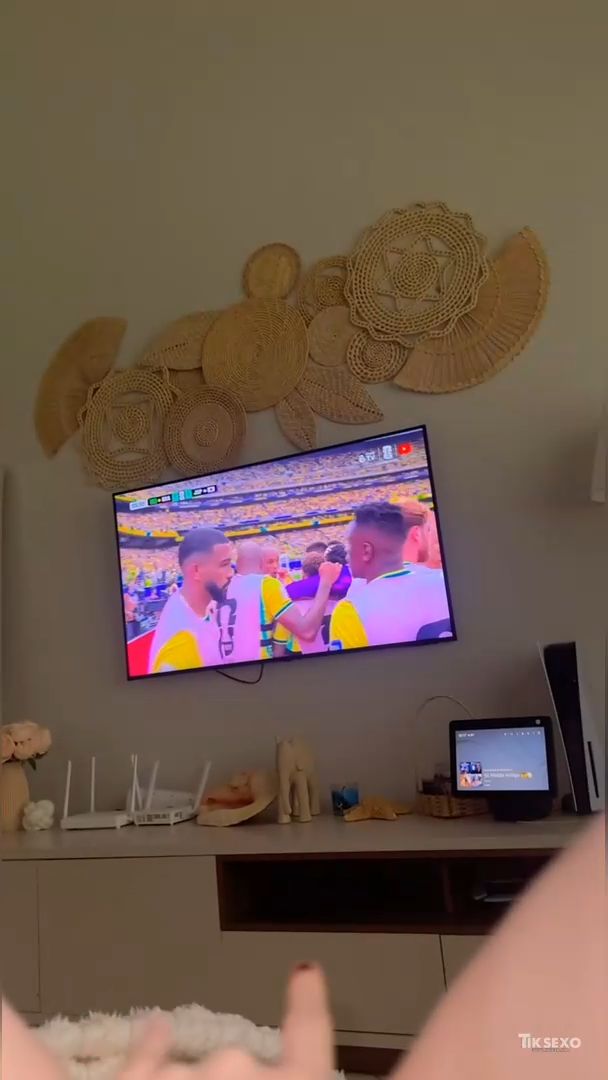 Comemorando o gol do Brasil com siririca