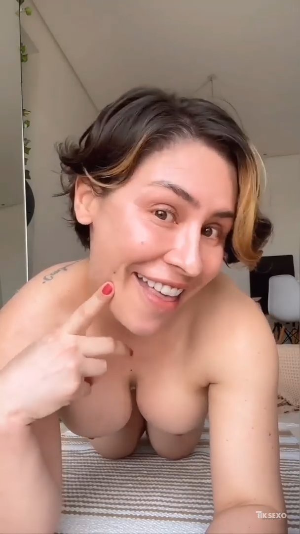 Crown Emme White desnuda, mostró su gran coño