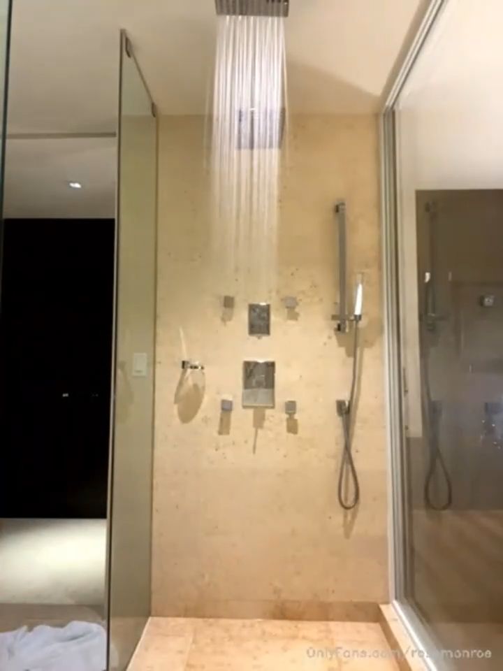 Coroa safada tomando banho pelada