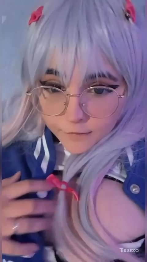 Cosplay novinha mostrando a buceta virgem