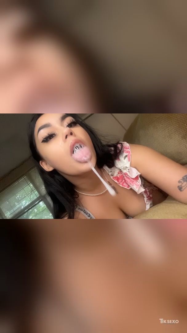 Cuspindo porra pela boca depois do oral