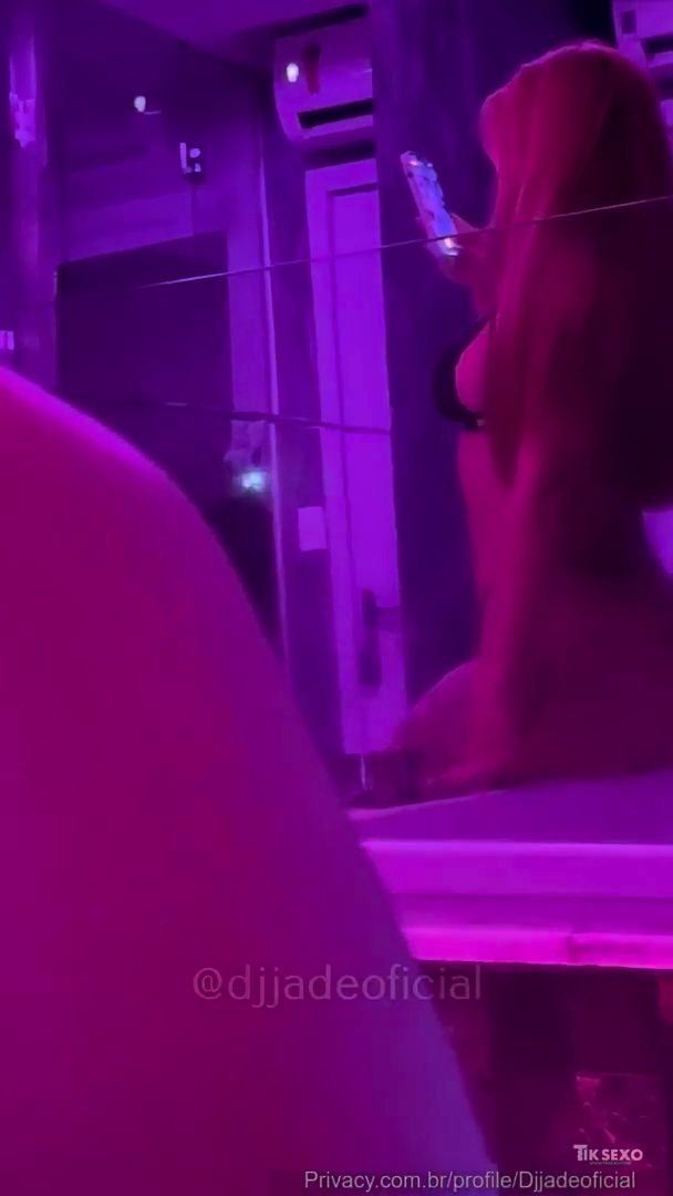 DJ Jade, Sexo en una habitación de motel presumiendo desnuda